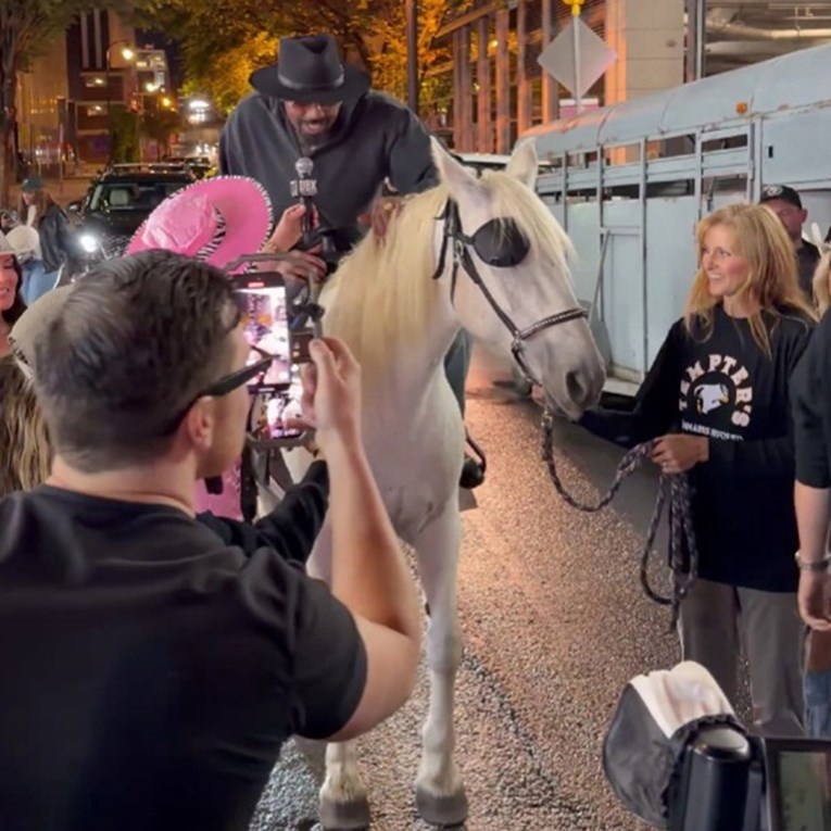 Jon Jones se još jednom narugao Aspinallu. Pogledajte kako je došao na vaganje