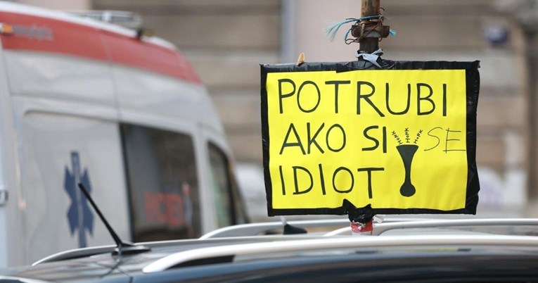 Na prometnom znaku u Zagrebu osvanula nesvakidašnja poruka: "Potrubi ako si idiot"