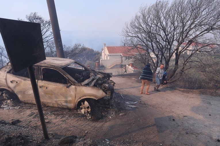 FOTO Turisti bježe, u požaru izgorjeli auti
