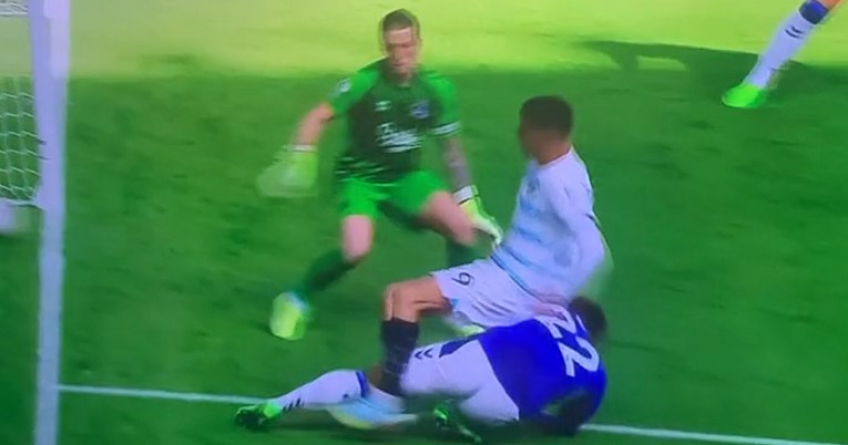 VIDEO Stravičan lom noge u Engleskoj. Hitna igraču davala kisik