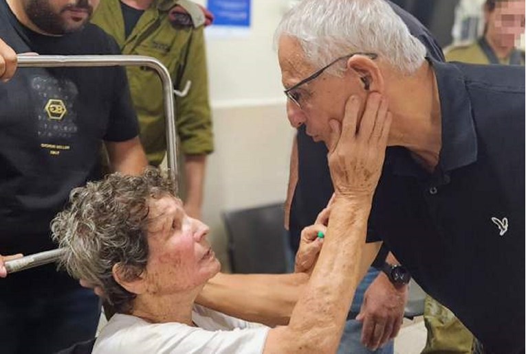 FOTO Objavljene prve bolničke slike oslobođene izraelske taokinje