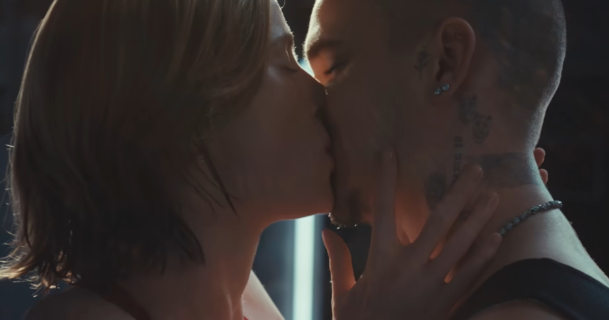 Sin Davida i Victorije Beckham glumi u gej romansi. Objavljen je trailer