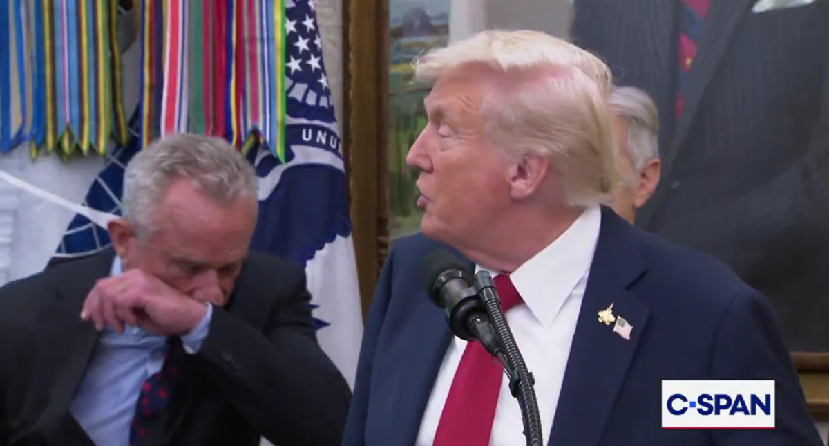 VIDEO Kennedy kihnuo na presici. Trump: Nadam se da se nisam upravo zarazio covidom