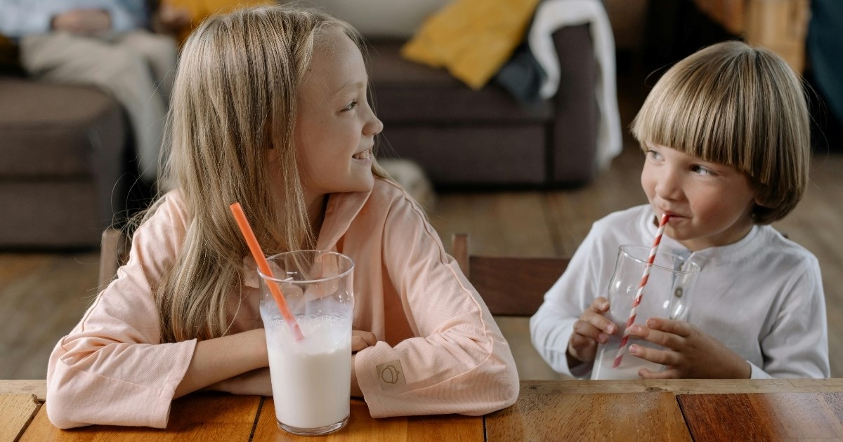 Sok, mlijeko ili voda? Nutricionisti su složni što bi djeca trebala piti za doručak