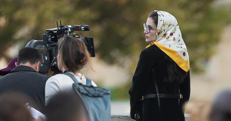 Angelina Jolie snimljena na setu novog filma u Parizu, izgleda neprepoznatljivo