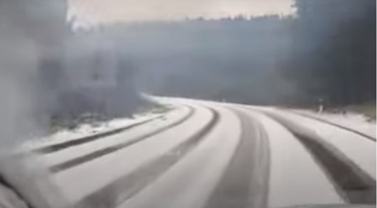 VIDEO Pogledajte Korčulu pod snijegom, cesta je prekrivena