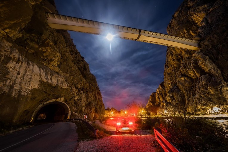 FOTO Pogledajte kako noću izgleda novi most iznad Omiša