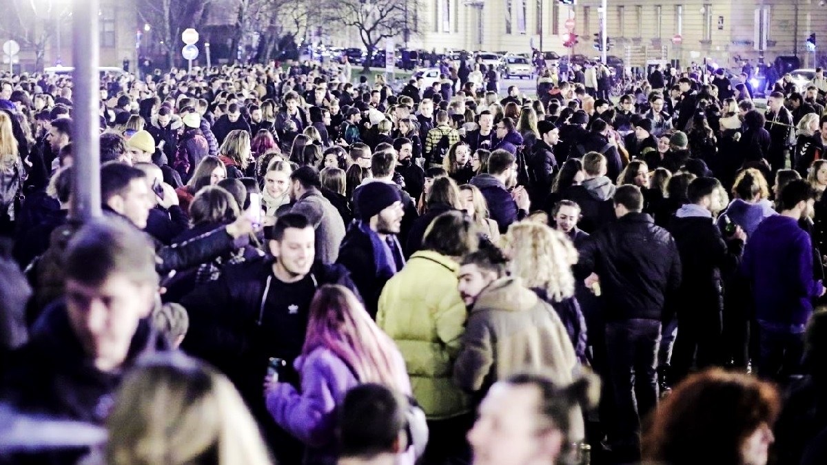 Hrpa mladih opet tulumari ispred HNK "Ugođaj me podsjeća na Woodstock