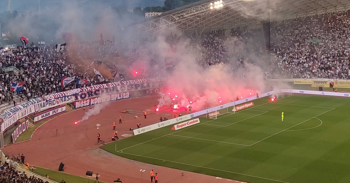 Zbog bakljade nakratko je prekinuta utakmica Hajduka i Dinama