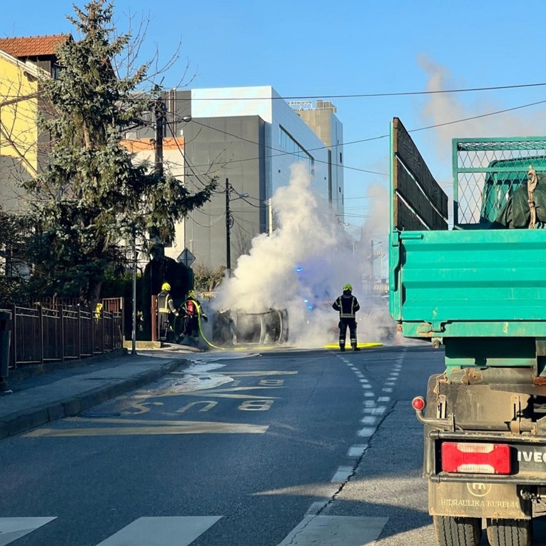 FOTO Potpuno izgorio Smart na cesti u Gračanima u Zagrebu, bio okrenut na bok