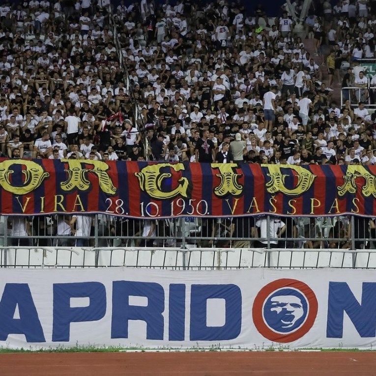 VIDEO Torcida prije utakmice s Albancima skandirala "je*em te Dinamo"