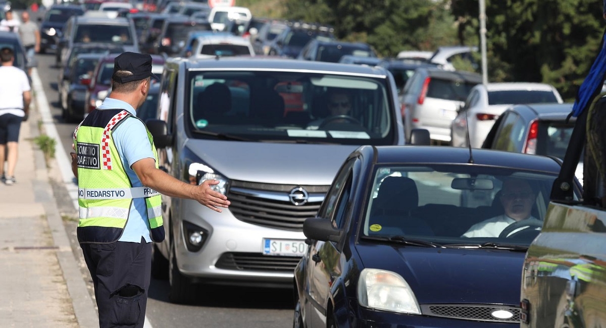 Blagdan je Velike Gospe. Pojačan je promet, ali bez dužih čekanja