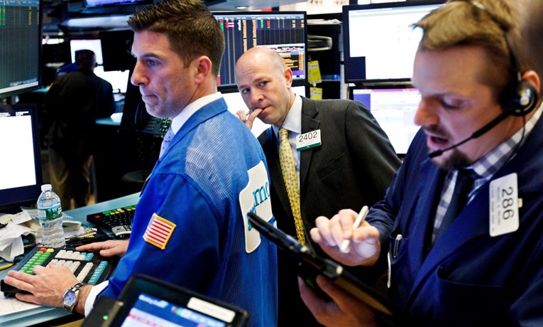 Wall Street oštro pao