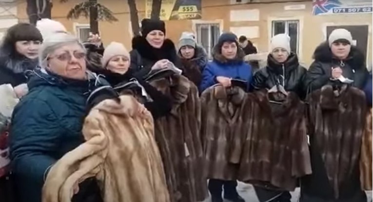 VIDEO Udovice poginulih vojnika od Rusa dobile krznene bunde: "Jako smo zahvalne"
