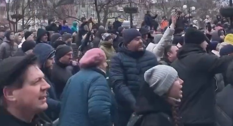Ljudi u okupiranom gradu izašli pred ruske vojnike: "Ovo je Ukrajina, idite kući!"
