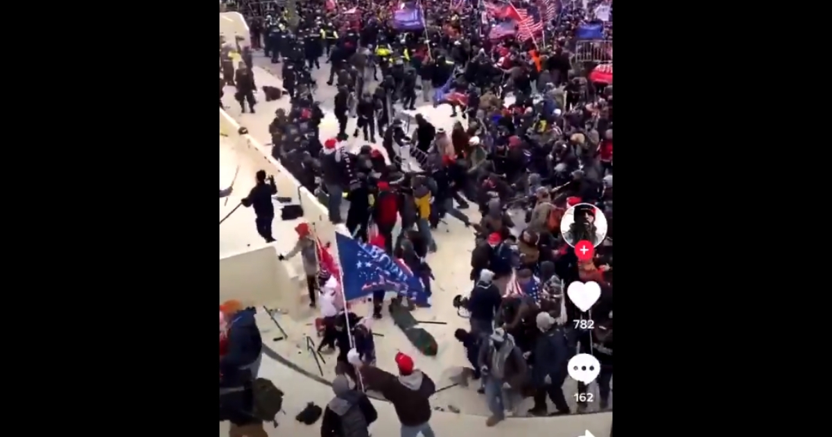 VIDEO Ovo je trenutak kad je Trumpova rulja provalila u Kongres