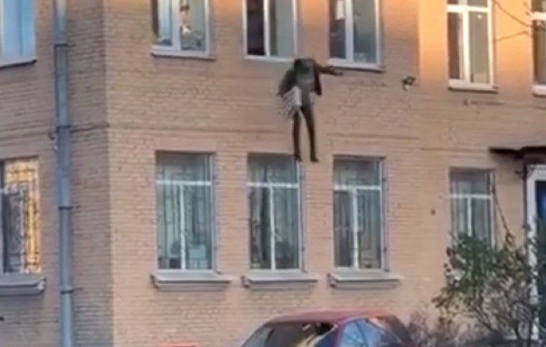 Houdinijev trik na ruski način: Skočio iz policijske postaje vezan za radijator