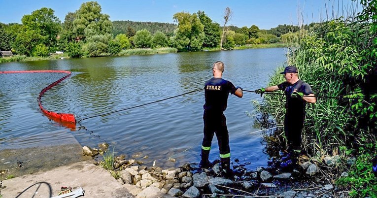 Poljski vatrogasci iz Odre izvukli 100 tona uginule ribe