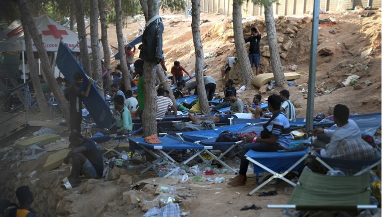 Kaotične scene u prihvatnom centru za migrante na Siciliji, bježali preko ograde