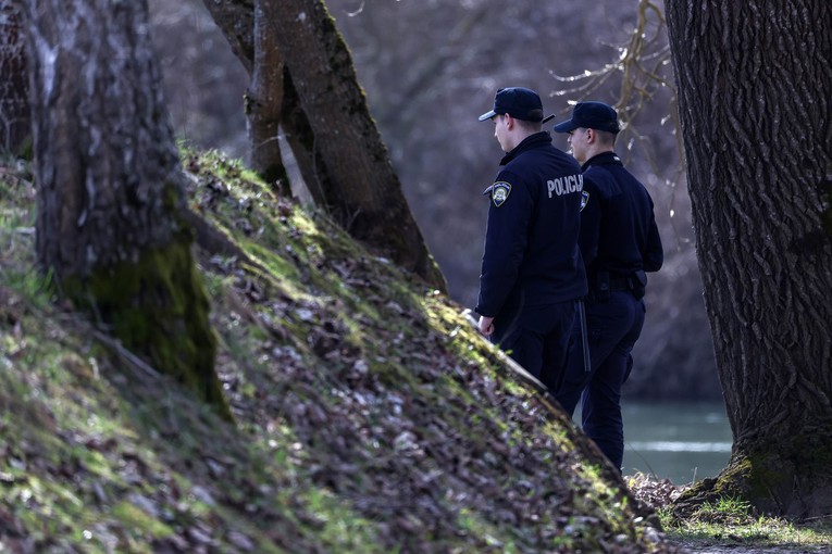 Pet migranata poginulo kod Severina na Kupi. Policajac petero spasio