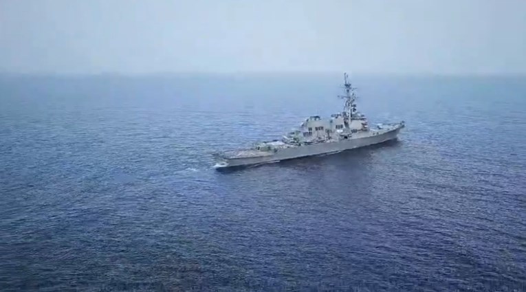 VIDEO Iranski helikopter presreo američki razarač u Omanskom zaljevu
