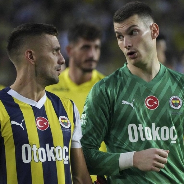 Raspala se balkanska kolonija u Feneru. Nakon Džeke otišao i Tadić