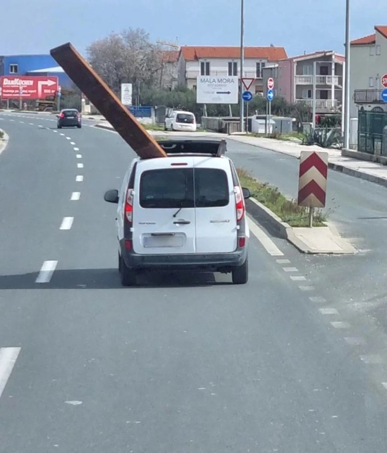 Prizor s ceste u Dalmaciji nasmijao ekipu na Fejsu: "Mama srušila semafor, ŠČ!"