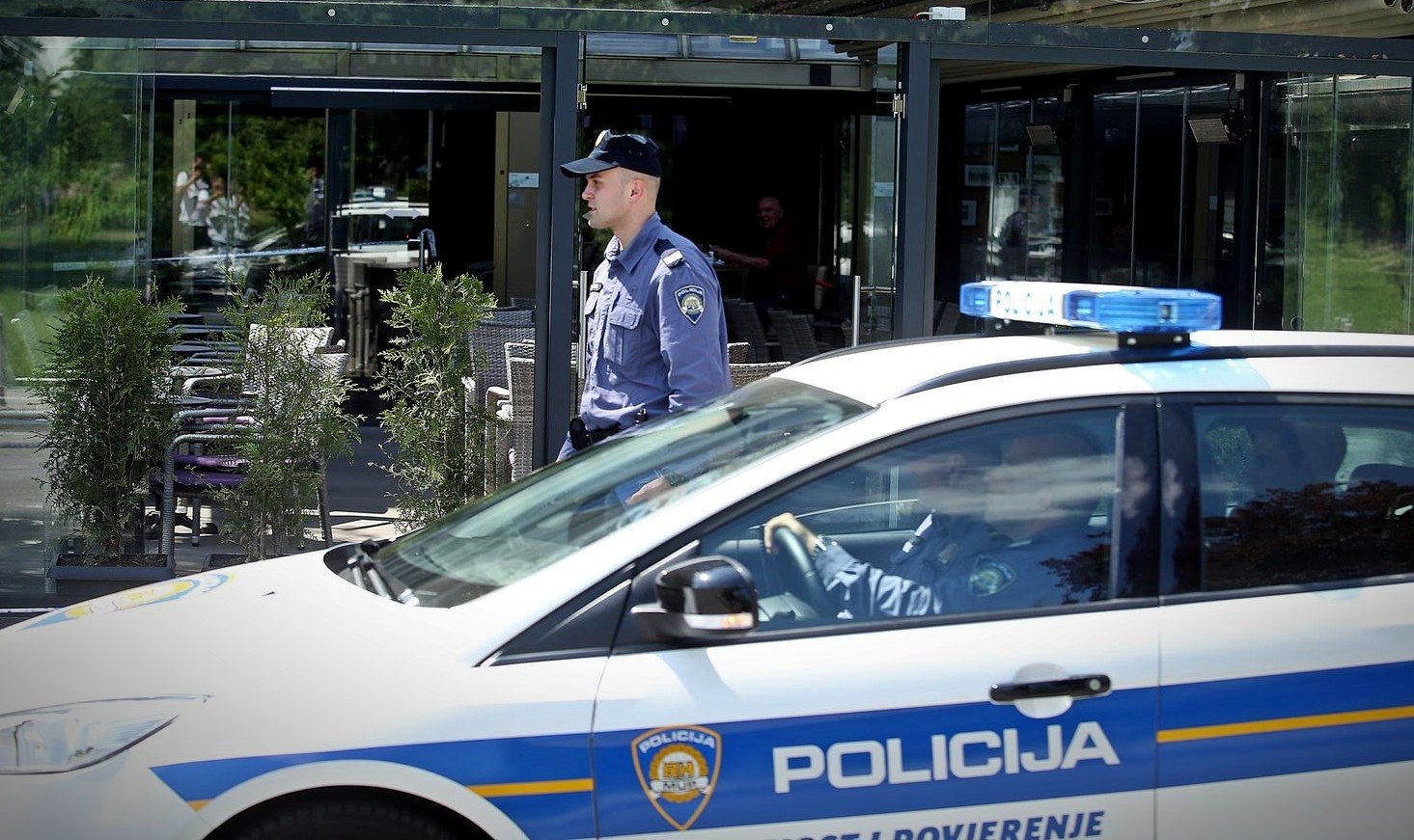 Cura (17) razbijala po kafiću pa dobila batine od konobarice, njene kćeri i muža