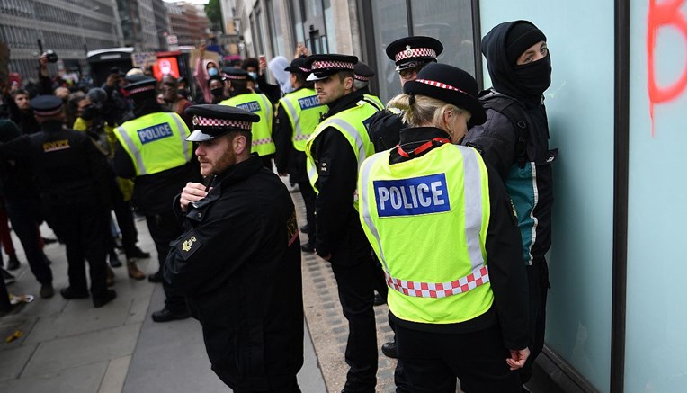 Kaos u Londonu, prosvjednici bocama gađali policiju na konjima, policajka pala