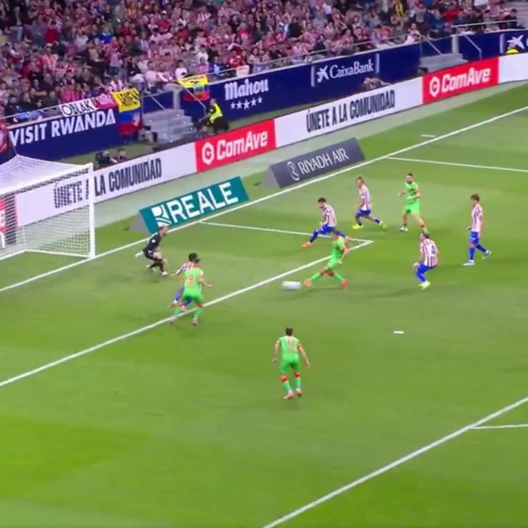 VIDEO Budimir je već vidio loptu u golu. Onda se ukazao Oblak i spasio Atletico