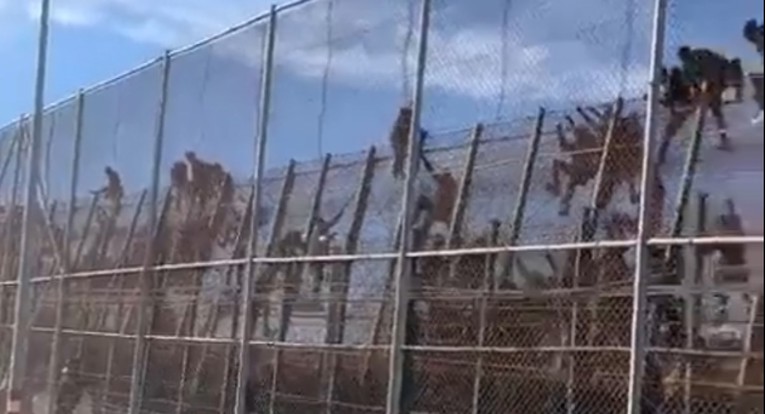 Tisuće afričkih migranata nasrnulo na granicu Maroka i Španjolske, pogledajte snimke