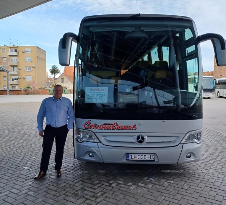 Vozač Ivan u busu našao koverte pune love. Našao vlasnika i svojim autom mu to vratio