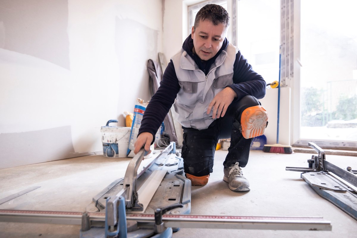 Keramičar Željko učio nas je lijepiti pločice. "Posla ima za sve, zarada je solidna"