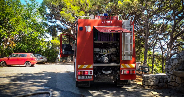 Vatrogasci izašli na teren nakon dojave o dimu na Marjanu. Dojava bila lažna