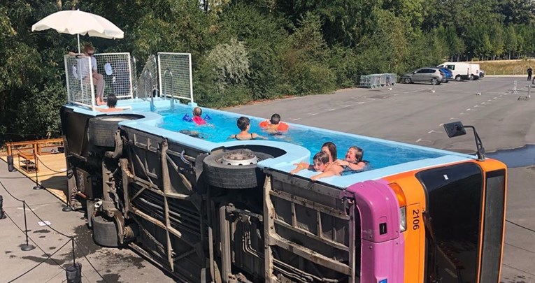 Stari autobus pretvoren u javni bazen oduševio je djecu u Francuskoj