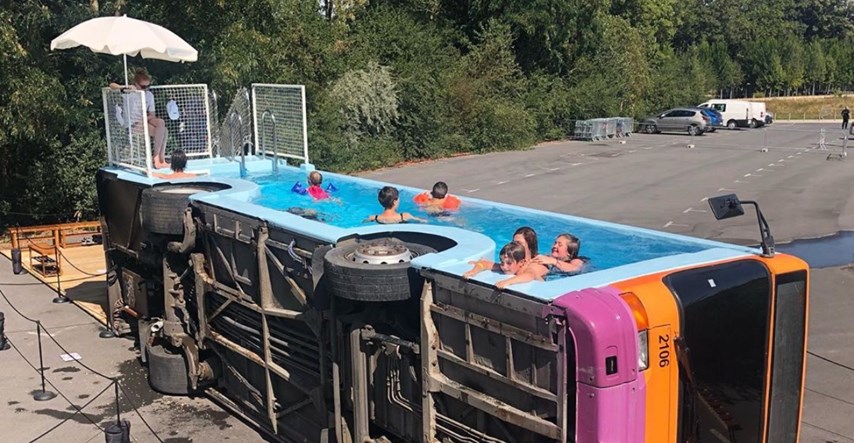Stari autobus pretvoren u javni bazen oduševio je djecu u Francuskoj