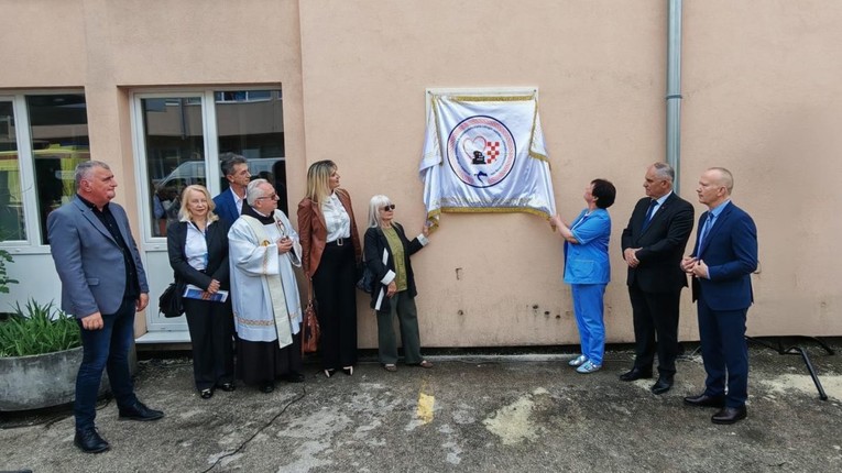 U Sinju otkrivena spomen-ploča zdravstvenim djelatnicima iz Domovinskog rata