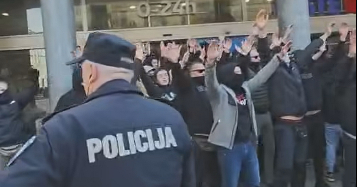 VIDEO Ovo su maskirani mladići protiv antifašističkog marša. "Bacaju petarde na nas"