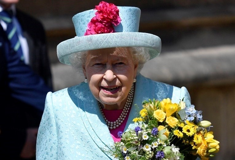 Kraljica Elizabeta navodno je imala trik s ružem kojim bi slala tajne signale osoblju