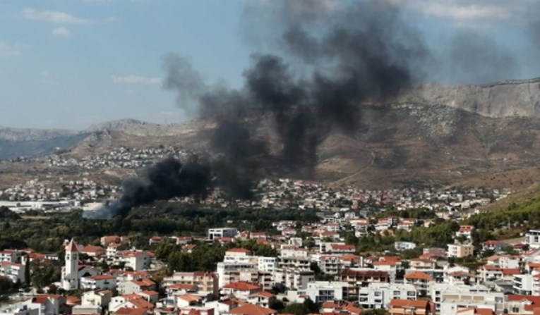 VIDEO Crni oblak dima nad istokom Splita, izbio veliki požar kod TTTS-a
