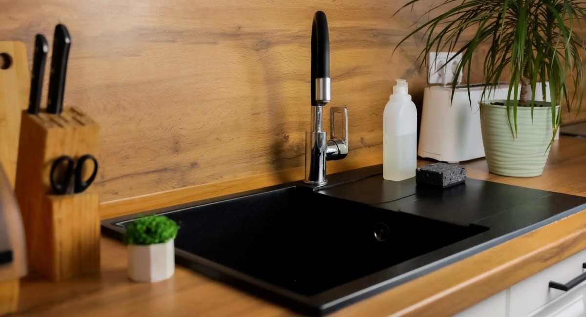 U kuhinji imate crni granitni sudoper? S ovim sastojcima ćete ga najbolje očistiti