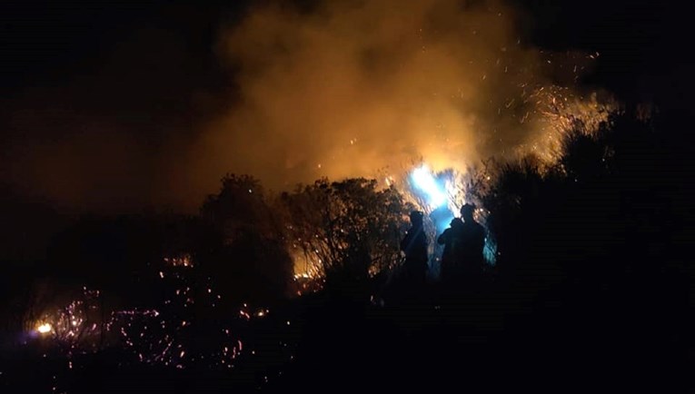 Požar kod Ploča i dalje aktivan, vatrogasci su ga gasili cijelu noć