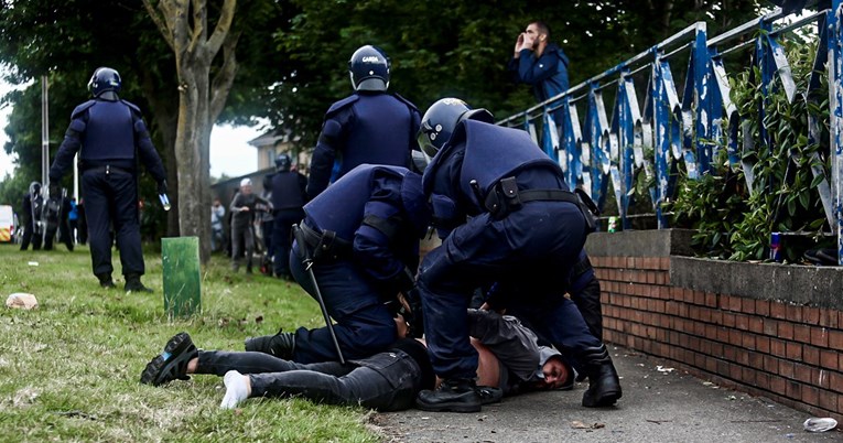 VIDEO Neredi u Dublinu. Bijesna rulja palila strojeve i palete, gađala policajce