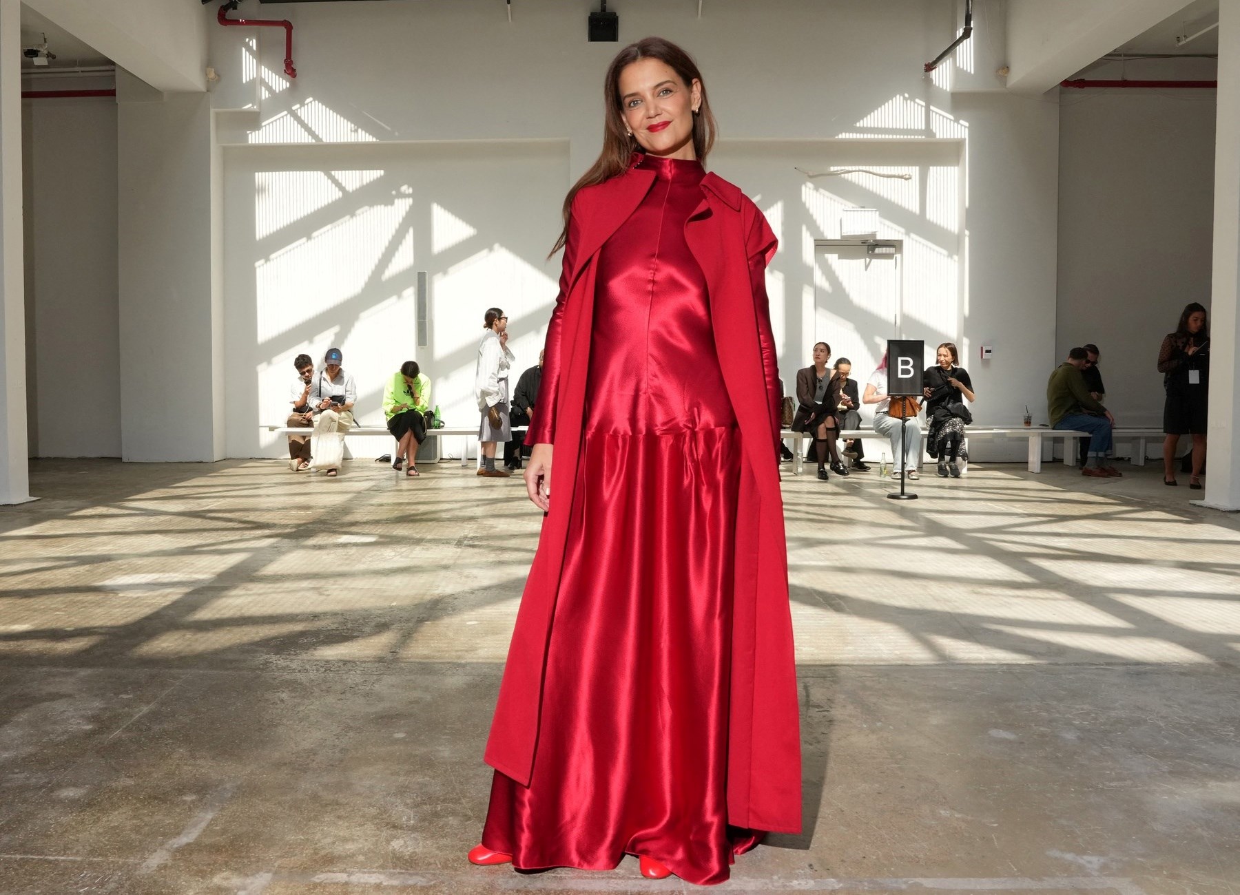 Dama u crvenom: Katie Holmes ukrala pozornost u New Yorku