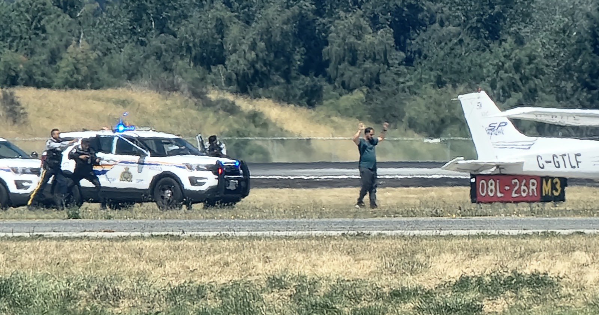 Oteo mali avion pa kružio iznad luke u Kanadi. Dan prije pisao da je Alahov poslanik