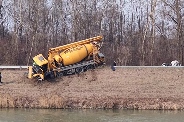 Novi detalji: Mladi vozač se frontalno sudario s kamionom, umro na licu mjesta
