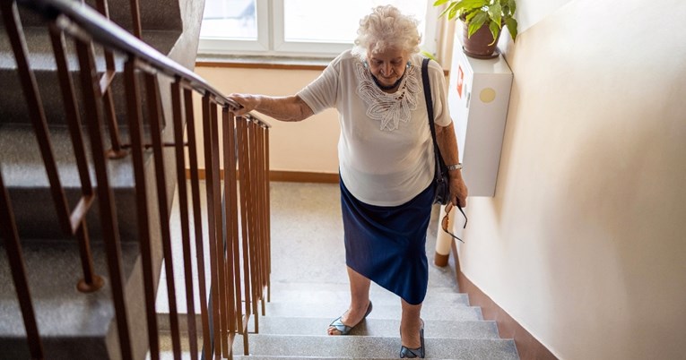Ovaj znak upozorava na demenciju, a javlja se kada hodamo po stepenicama