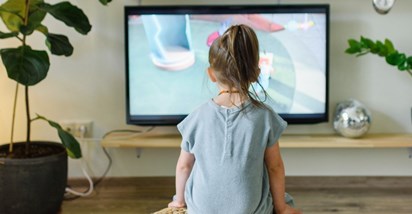 Studija: Djeca koja gledaju TV dulje od dva sata dnevno sklonija su ovisnostima