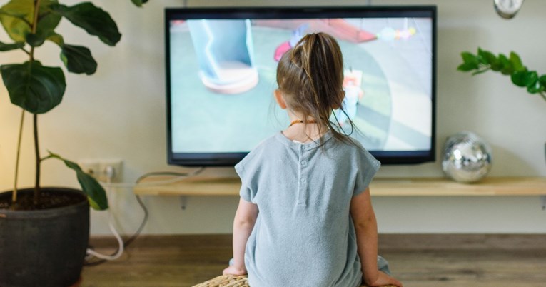 Studija: Djeca koja gledaju TV dulje od dva sata dnevno sklonija su ovisnostima