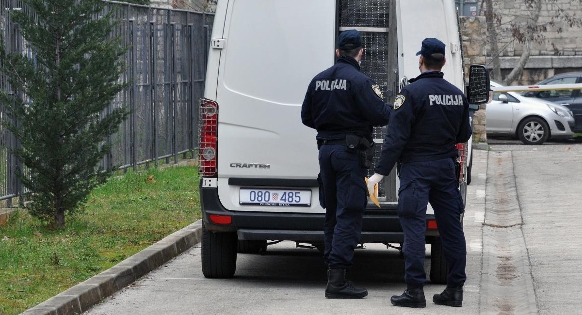 Muškarac u Kaštelima policajcima prijetio sjekirom, na teren izašla i interventna